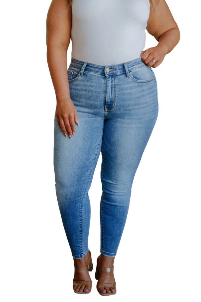 Mid Rise Vintage Skinny Jeans In Light Wash 7705948323900